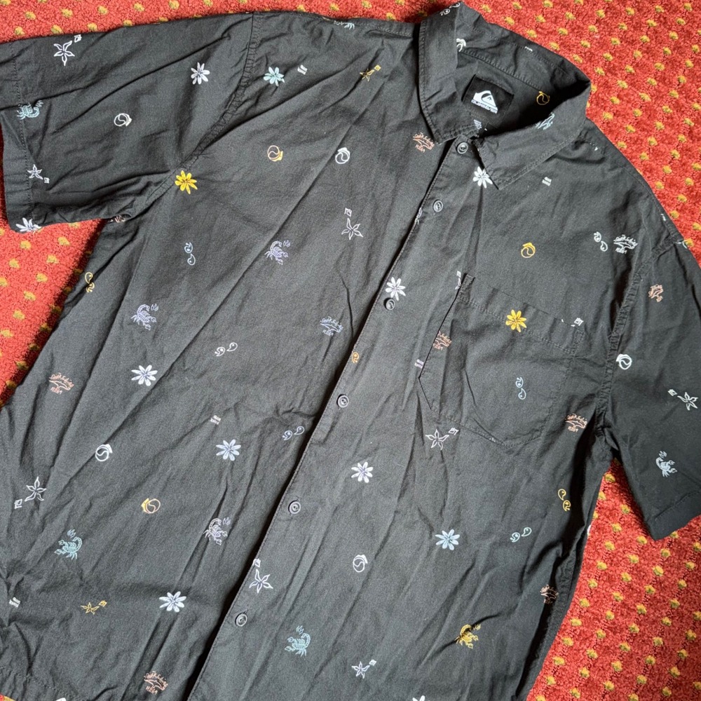 Quiksilver Button Up Shirt Mens XL Black Excellent Graphic Print Short Sleeve
